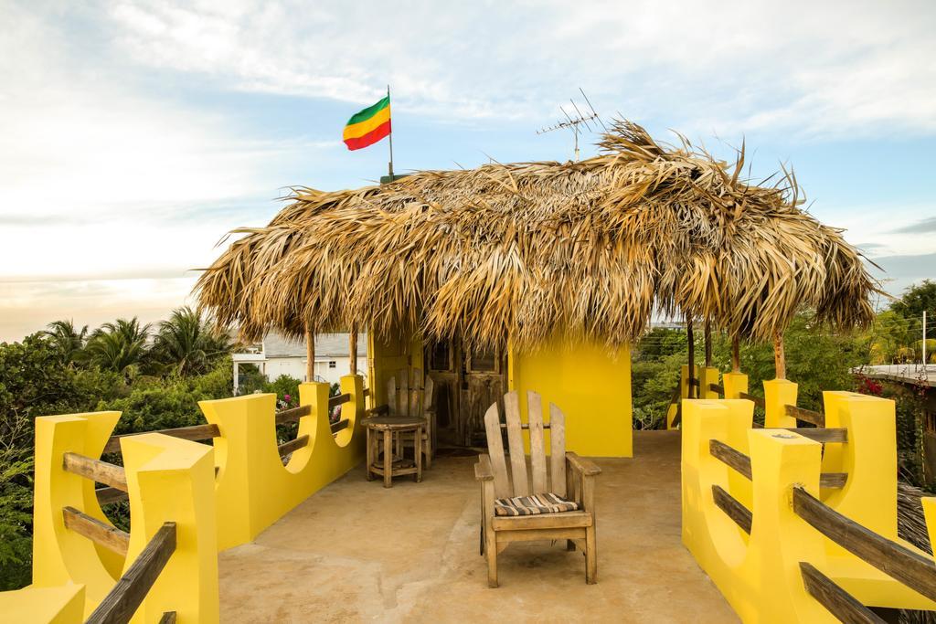 Kudehya Guesthouse Treasure Beach Esterno foto
