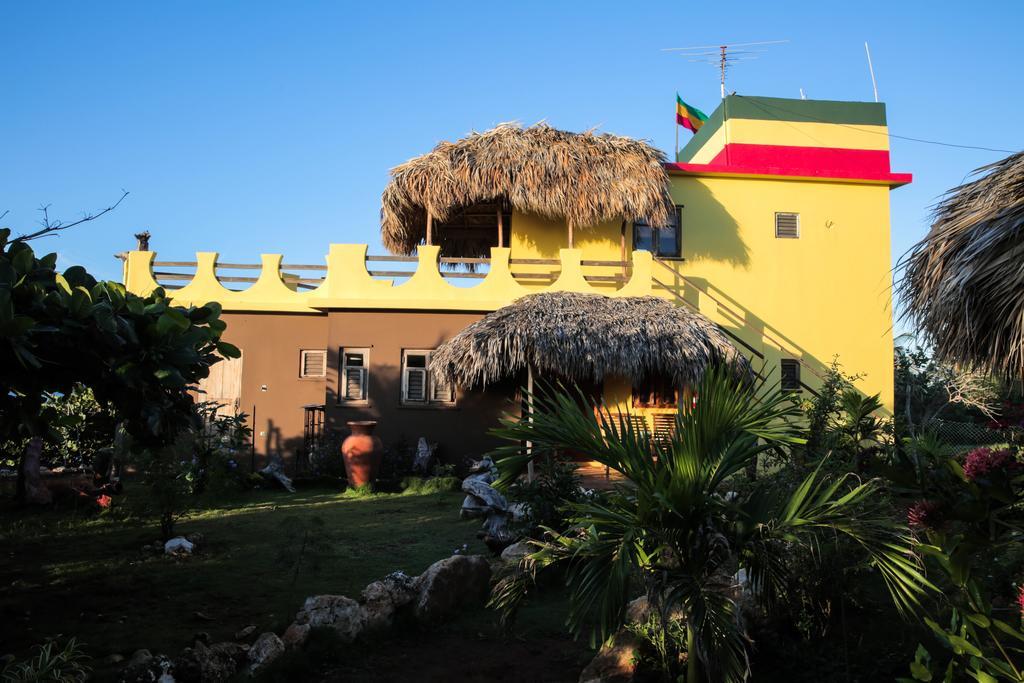 Kudehya Guesthouse Treasure Beach Esterno foto